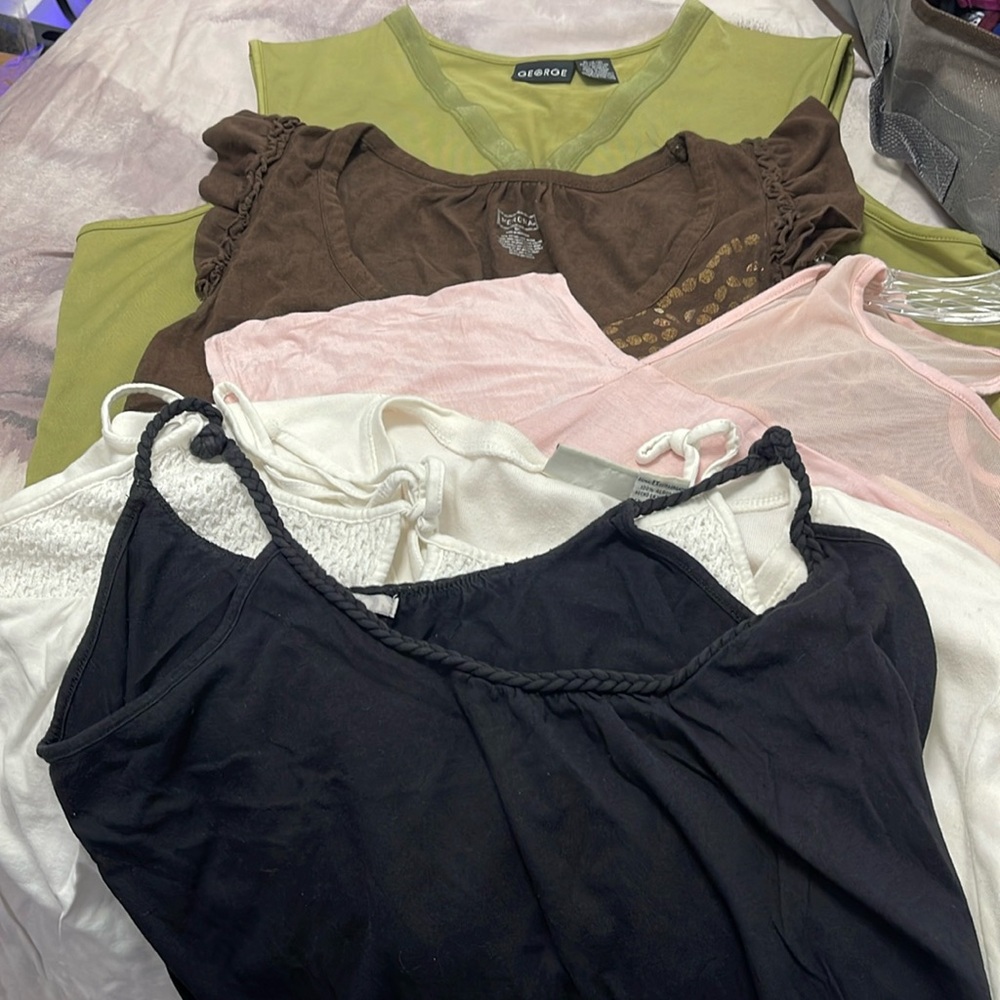 Size. XL Bundle of sleeveless and short sleeve tops